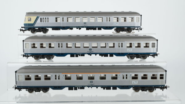 Märklin H0 Konvolut "Silberlinge" 1 Steuerwagen 2.Kl. mit Stückgutabteil beleuchtet, 1 Personenwagen 2.Kl., 1 Personenwagen 1./2.Kl. DB (Beleuchtung ungetestet)