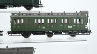 Roco H0 Konvolut 1 Personenwagen 2.Kl., 1 Abteilwagen mit Bremserhaus 1.Kl. 3-achsig,, 1 Abteilwagen mit Bremserhaus 2.Kl. 3-achsig, 1 Packwagen DB