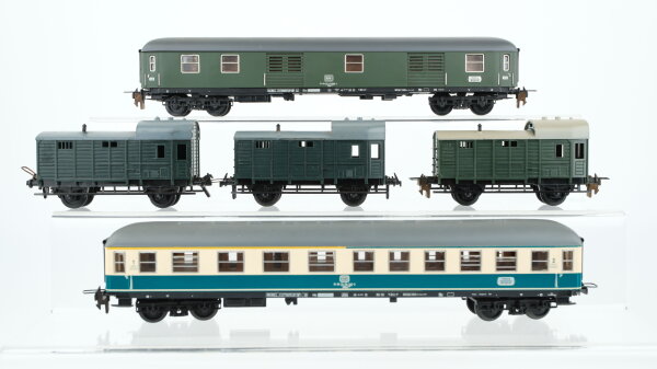 Unbekannt H0 Konvolut 3 Personenzugbegleitwagen, 1 Packwagen, 1 Abteilwagen 1./2.Kl. beige/oceanblau DB