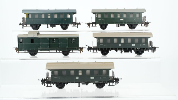 Unbekannt H0 Konvolut 4 Personenwagen 2.Kl., 1 Packwagen DB/u.a.