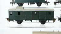 Unbekannt H0 Konvolut 4 Personenwagen 2.Kl., 1 Packwagen DB/u.a.