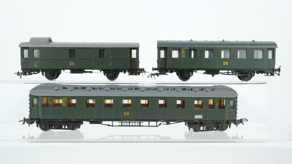Unbekannt H0 Konvolut 1 Abteilwagen 2.Kl., 1 Personenwagen, 1 Packwagen DR