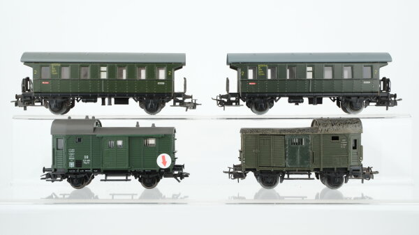 Märklin H0 Konvolut 2 Personenwagen 2.Kl. grün, 2 Personenzugbegleitwagen grün DB (Abbruch)