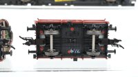 Fleischmann H0 Konvolut 1 Flachwagen für Sattelzug 3-achsig, 1 Hochbordwagen, 1 Nieder bordwagen mit Ladung "Radreifen", 1 Niederbordwagen mit Bremserhaus und Figuren (Eigenbau) DR/K.Sächs.Sts.E.B.