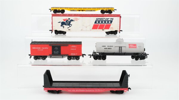Life-Like Trains / Pocher / Tyco H0 Konvolut 2 gedeckte Güterwagen (Missouri Pacific, Spirit of 76), Tankwagen "Allied Chemical", Flachwagen "Trailer Train", Flachwagen mit Stirnwand "The Southern Railroad" USA