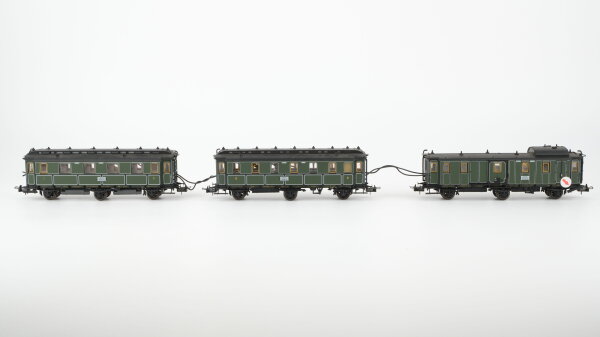 Trix H0 Konvolut Abteilwagen 1./2.Kl., Personenwagen 3.Kl., Packwagen, 3-achsig beleuchtet K.Bay.Sts.B. (Abbrüche, Beleuchtung ungetestet)