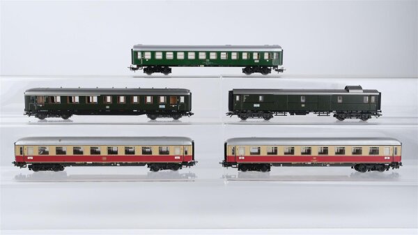 Märklin H0 Konvolut Packwagen 4-achsig grün, Personenwagen 1./2.Kl. grün, Personenwagen 2.Kl. grün, 2 Abteilwagen "TEE" 1.Kl. beleuchtet beige/rot DB (ungetestet)