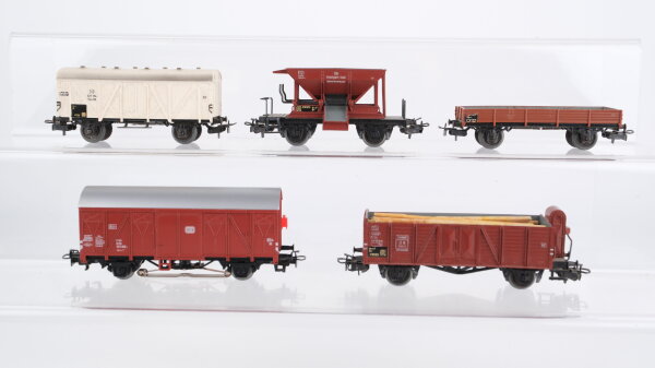 Märklin H0 Konvolut 1 Schotterwagen, 2 gedeckete Güterwagen, 1 offener Güterwagen mit Holzladung und Bremserhaus, 1 Niederbordwagen 2 achsig DB