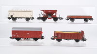 Märklin H0 Konvolut 1 Schotterwagen, 2 gedeckete Güterwagen, 1 offener Güterwagen mit Holzladung und Bremserhaus, 1 Niederbordwagen 2 achsig DB