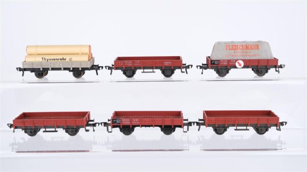 Fleischmann H0 Konvolut 4 Niederbordwagen, 2 Niederbordwagen mit Ladung, 2 achsig DB (1 Trittbrett abgebrochen)