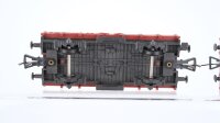 Fleischmann H0 Konvolut 4 Niederbordwagen, 2 Niederbordwagen mit Ladung, 2 achsig DB (1 Trittbrett abgebrochen)