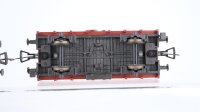 Fleischmann H0 Konvolut 4 Niederbordwagen, 2 Niederbordwagen mit Ladung, 2 achsig DB (1 Trittbrett abgebrochen)