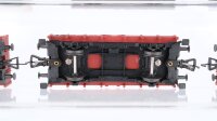 Fleischmann H0 Konvolut 4 Niederbordwagen, 2 Niederbordwagen mit Ladung, 2 achsig DB (1 Trittbrett abgebrochen)