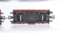 Fleischmann H0 Konvolut 4 Niederbordwagen, 2 Niederbordwagen mit Ladung, 2 achsig DB (1 Trittbrett abgebrochen)