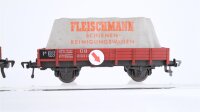 Fleischmann H0 Konvolut 4 Niederbordwagen, 2 Niederbordwagen mit Ladung, 2 achsig DB (1 Trittbrett abgebrochen)