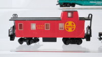 Bachmann H0 Konvolut US Caboose "Santa Fe", Schwerlastwagen Teilbeladen 4-achsig New Haven/Penn Central/ATSF (Kupplung fehlt)