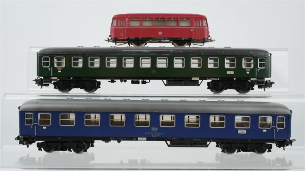 Märklin H0 Konvolut Personenwagen 2.Kl. grün, Personenwagen 1.Kl. blau, Schienenbus-Begleitwagen rot, DB