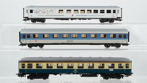 Märklin H0 Konvolut Abteilwagen 1.Kl. blau/grau, Abteilwagen 1.Kl. beige/oceanblau, Austellungswagen "Fünfzig Jahre deutsche Geschichte" DB