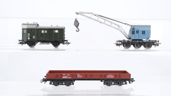 Märklin H0 Konvolut Kranwagen 3-achsig mit Kranschutzwagen 4-achisg, Güterzugbegleitwagen DB