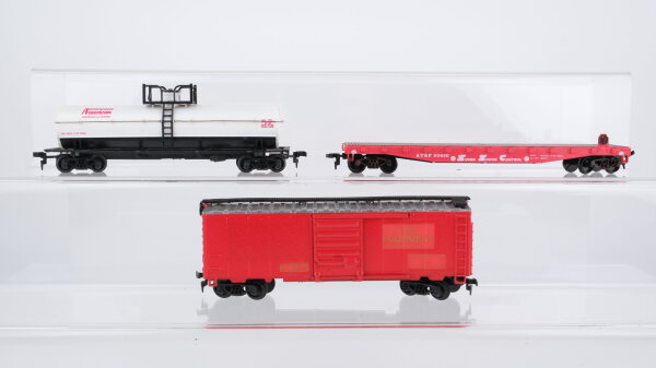 AHM/Playart/Unbekannt H0 Konvolut US Flachwagen, gedeckter Güterwagen "Fire Equipment", Kesselwagen "American Chamicals & Plastics", 4-achsig ATSF u. a. (teilweise lackiert)
