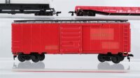 AHM/Playart/Unbekannt H0 Konvolut US Flachwagen, gedeckter Güterwagen "Fire Equipment", Kesselwagen "American Chamicals & Plastics", 4-achsig ATSF u. a. (teilweise lackiert)