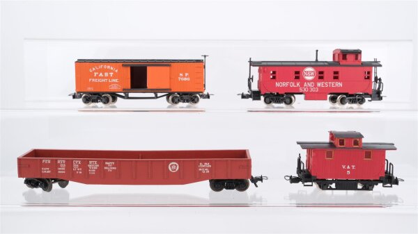 Fleischmann/Pocher/Unbekannt H0 Konvolut US Caboose, Caboose 4-achsig, Mittelbordwagen 4-achsig, gedeckter Güterwagen 4-achsig N&W/ V&T u. a. (eine Kupplung unvollständig)
