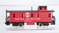Fleischmann/Pocher/Unbekannt H0 Konvolut US Caboose, Caboose 4-achsig, Mittelbordwagen 4-achsig, gedeckter Güterwagen 4-achsig N&W/ V&T u. a. (eine Kupplung unvollständig)