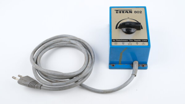 Titan 802 Transformator 13VA blau (vergilbt und mit Farbresten)