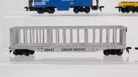 Roco/Life Like H0 Konvolut Caboose "Conrail" 2 gedeckte Güterwagen "CNJ 29762" Rungenwagen "UP 52437, CR 269976", Flachwagen (Abbruch)