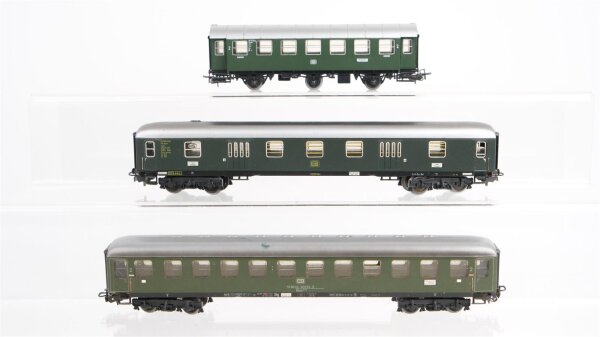 Märklin H0 Konvolut Packwagen, 2 Personenwagen 2.Kl. grün DB