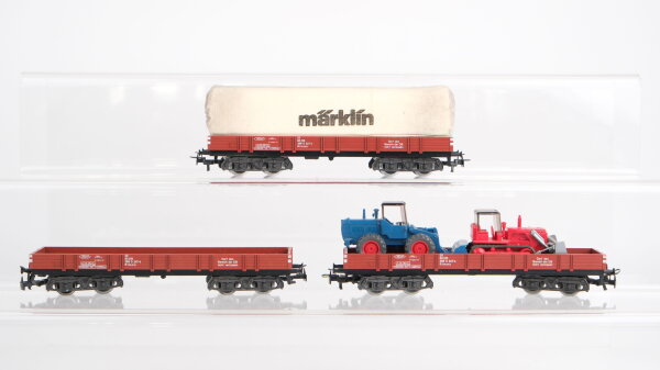 Märklin H0 Konvolut Niederbordwagen, Niederbordwagen mit Plane "Märklin", Niederbordwagen mit 2 Baumaschienen DB