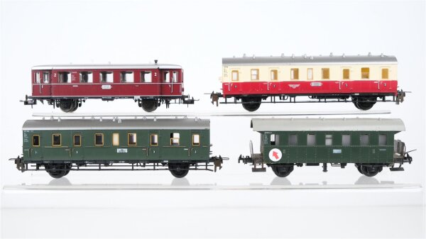 Trix H0 Konvolut Abteilwagen 3.Kl. beige/rot, Abteilwagen 3.Kl. grün, Personenwagen 3.Kl. grün, Schienenbus-Beiwagen 2.Kl. rot