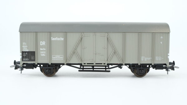 Roco H0 46238 Gedeckter Güterwagen (Berlin 9612 Seefisch) DR
