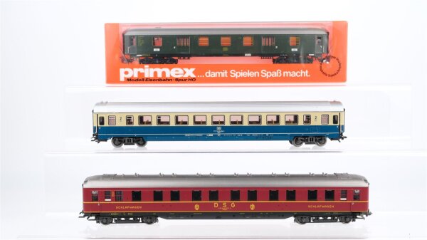 Märklin/Primex H0 Konvolut Packwagen grün, Schlafwagen rot, Personenwagen 2.Kl. beige/oceanblau DB/DSG