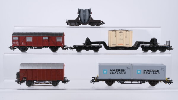 Märklin H0 Konvolut gedeckter Güterwagen, Schlackewagen "MW" Schwerlastwagen mit Überseekiste, Containertragewagen "Maersk Sealand" gedecker Güterwagen mit Zugschluss DB
