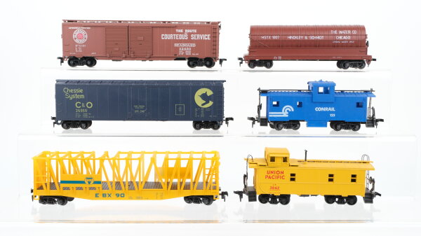 Roco/unbekannt H0 Konvolut "USA" gedeckte Güterwagen "Chessie System, Seaboard" Kesselwagen "Hinckley & Schmidt" Caboose "UP, Conrail" offener Güterwagen