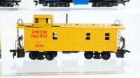 Roco/unbekannt H0 Konvolut "USA" gedeckte Güterwagen "Chessie System, Seaboard" Kesselwagen "Hinckley & Schmidt" Caboose "UP, Conrail" offener Güterwagen