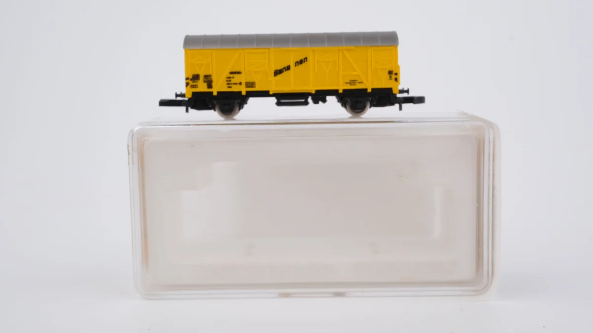 Märklin Z 8606 Gedeckter Güterwagen (Bananen)...