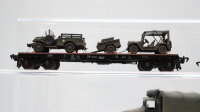 Roco/Klein Modellbahn H0 Konvolut "US-Army" Niederbordwagen mit Ladung LKW/Unimog/Anhänger DB