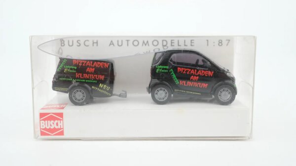 Busch H0 48961 Smart City Coupe mit clevertrailer Pizzaladen