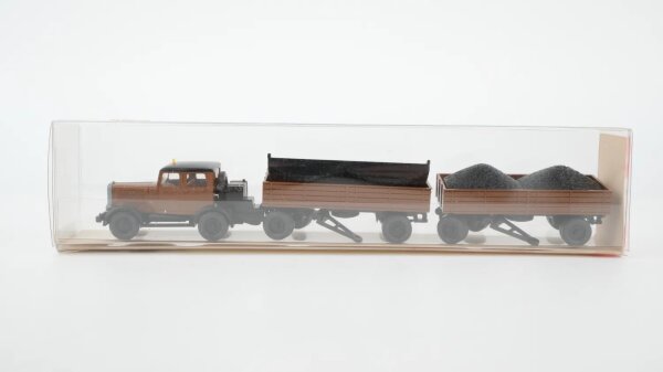 Wiking H0 3500 Hanomag ST 100 mit zwei Kohleanhängern braun