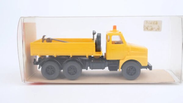 Wiking H0 18461 Volvo Abschleppwagen gelb